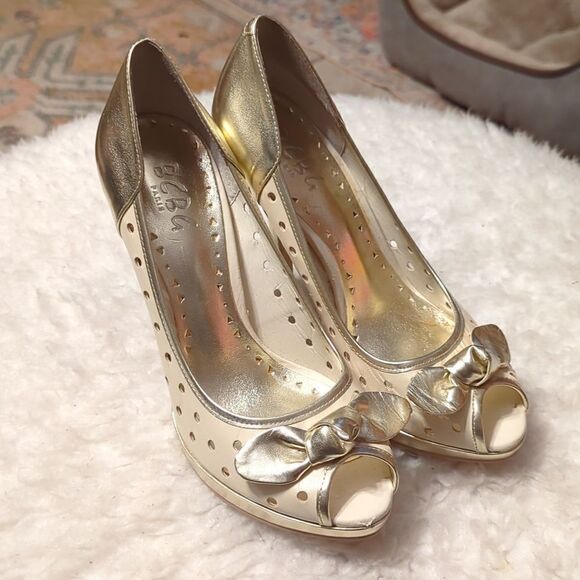 Pre-owned BCBG Petra Style 4.5” Platform Heels Cream/Gold, Twisted Fabric Bow - Picture 2 of 7